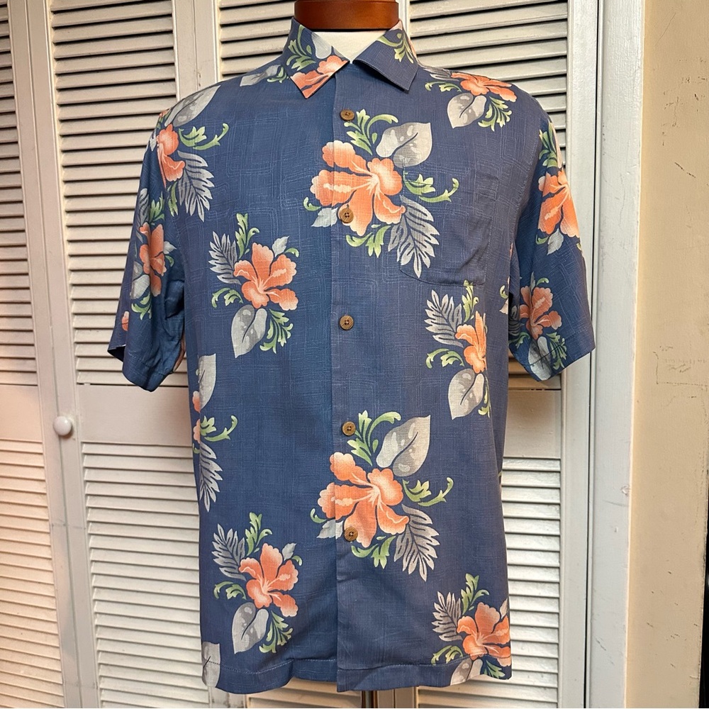 TOMMY BAHAMA size SMALL  Original Fit  SILK